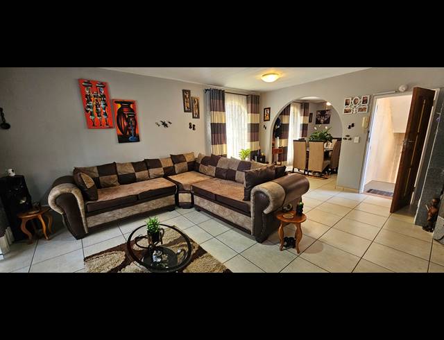 2 BEDROOM TOWNHOUSE FOR SALE IN SOUTH CREST